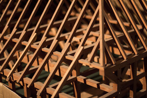 Das Modell eines Daches aus Holz Das Modell eines Daches aus Holz