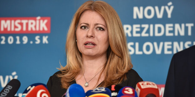 Zuzana Caputova bei einer Pressekonferenz Zuzana Caputova bei einer Pressekonferenz