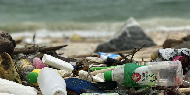 Plastikflaschen am Strand Plastikflaschen am Strand