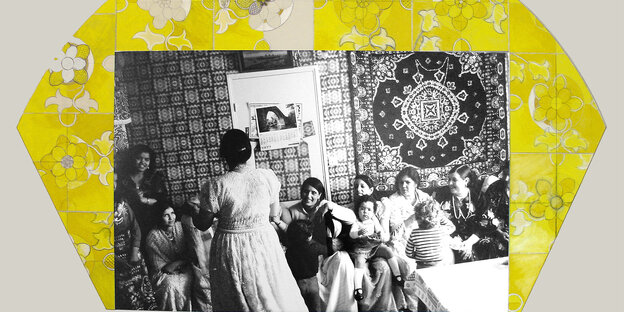 Schwarz-Weiß-Fotografie von Frauen vor einem geometrischen, grau-gelben Hintergrund Schwarz-Weiß-Fotografie von Frauen vor einem geometrischen, grau-gelben Hintergrund