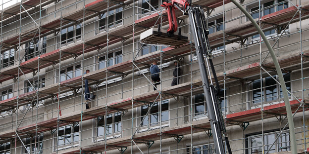 Ein Baustellengerüst an einem Rohbau Ein Baustellengerüst an einem Rohbau