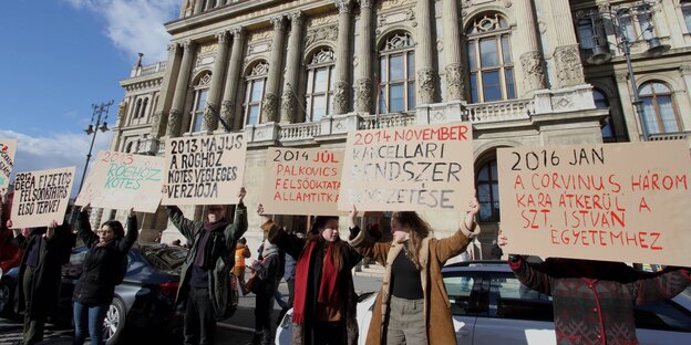 Demonstranten halten Plakate hoch Demonstranten halten Plakate hoch