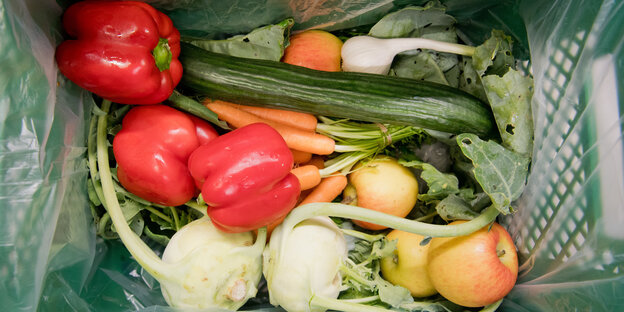 Obst und Gemüse in einem Plastikbeutel Obst und Gemüse in einem Plastikbeutel