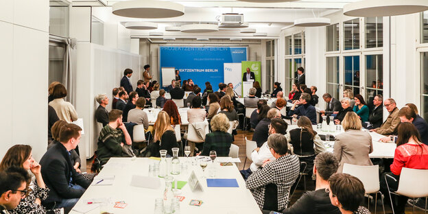 Der "Open Situation Room" mit einer Menge Interessierter Der "Open Situation Room" mit einer Menge Interessierter