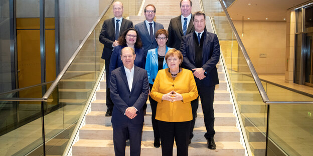 Mitglieder def Bundesregierung stehen auf einer Treppe Mitglieder def Bundesregierung stehen auf einer Treppe