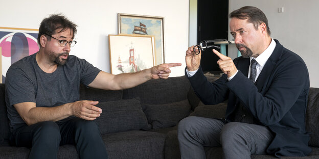 Zwei Männer auf einem Sofa Zwei Männer auf einem Sofa