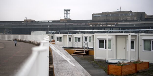 Ein Containerdorf auf dem Tempelhofer Feld, in dem Flüchtlinge wohnen Ein Containerdorf auf dem Tempelhofer Feld, in dem Flüchtlinge wohnen