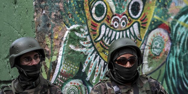 Zwei Soldaten stehen vor einem Wandbild in Rio de Janeiro Zwei Soldaten stehen vor einem Wandbild in Rio de Janeiro