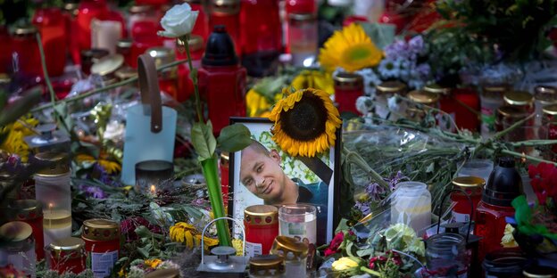 Ein Foto des erstochenen Daniel H. steht inmitten von Blumen und Kerzen Ein Foto des erstochenen Daniel H. steht inmitten von Blumen und Kerzen