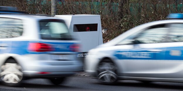 Zwei Polizeiwagen auf Fahrt in Berlin Zwei Polizeiwagen auf Fahrt in Berlin