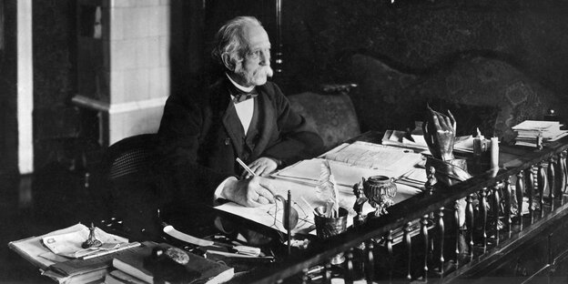 Theodor Fontane ist auf einer Schwarz-Weiß-Fotografie an seinem Schreibtisch zu sehen Theodor Fontane ist auf einer Schwarz-Weiß-Fotografie an seinem Schreibtisch zu sehen