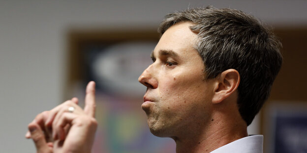 Der texanischer Kongressabgeordnete Beto O'Rourke spricht mit erhobener Hand Der texanischer Kongressabgeordnete Beto O'Rourke spricht mit erhobener Hand