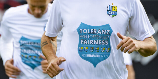 Zwei Männer mit T-Shirts vom Chemnitzer FC Zwei Männer mit T-Shirts vom Chemnitzer FC