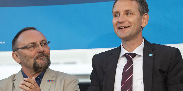 Zwei Rechte: Frank Magnitz applaudiert Björn Höcke Zwei Rechte: Frank Magnitz applaudiert Björn Höcke