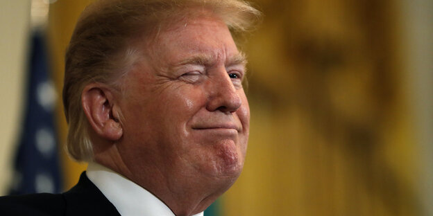 Ein Mann feixt, es ist Donald Trump Ein Mann feixt, es ist Donald Trump
