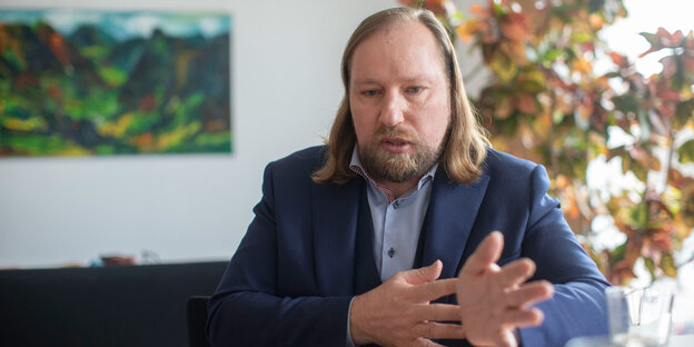 Fraktionschef Anton Hofreiter in seinem Bundestagsbüro Fraktionschef Anton Hofreiter in seinem Bundestagsbüro