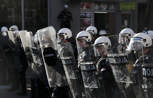 Polizisten halten Schilder Polizisten halten Schilder