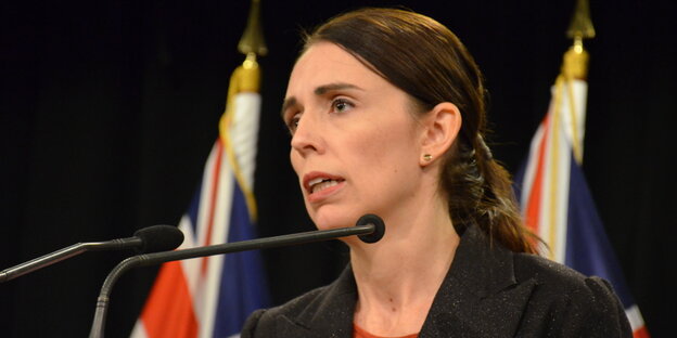 Neusselands Premierministerin Jacinda Ardern spricht auf einer Pressekonferenz.