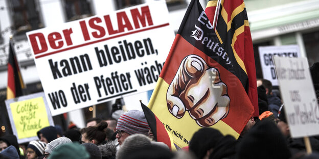 Teilnehmer einer Demonstration des Bürgervereins «Zukunft Heimat» gegen Flüchtlinge tragen ein Transparent mit der Aufschrift «Der Islam kann bleiben, wo der Pfeffer wächst!", die in Cottbus, Brandenburg stattfand. Teilnehmer einer Demonstration des Bürgervereins «Zukunft Heimat» gegen Flüchtlinge tragen ein Transparent mit der Aufschrift «Der Islam kann bleiben, wo der Pfeffer wächst!", die in Cottbus, Brandenburg stattfand.