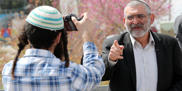 Michael Ben-Ari zeigt mit dem Finger auf einen Mann, der ihn fotografiert. Michael Ben-Ari zeigt mit dem Finger auf einen Mann, der ihn fotografiert.