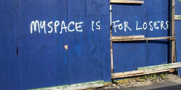 Blaue Wand mit dem Graffito "Myspace is for Loosers" Blaue Wand mit dem Graffito "Myspace is for Loosers"