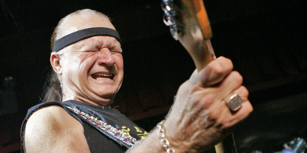 Ein Mann, Dick Dale, spielt Gitarre Ein Mann, Dick Dale, spielt Gitarre