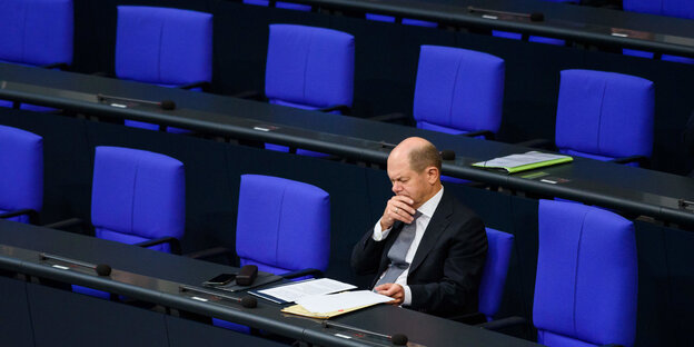 Olaf Scholz (SPD), Bundesfinanzminister, sitzt in der Regierungsbank des Bundestages Olaf Scholz (SPD), Bundesfinanzminister, sitzt in der Regierungsbank des Bundestages