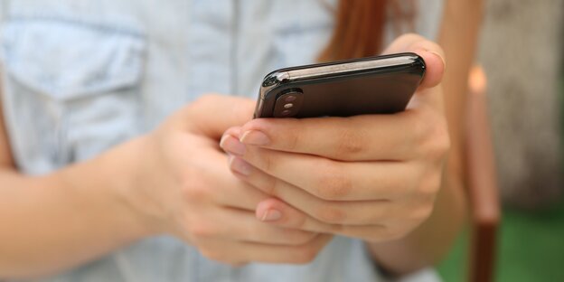 Zwei Hände halten ein Smartphone Zwei Hände halten ein Smartphone