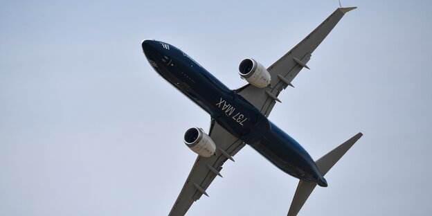 Ein Flugzeug fliegt vor weiß-blauem Himmel, auf dem Bauch stehen die Zahlen 737 und die Buchstaben M A X Ein Flugzeug fliegt vor weiß-blauem Himmel, auf dem Bauch stehen die Zahlen 737 und die Buchstaben M A X