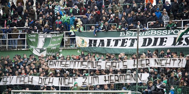 Spruchband auf der Tribüne Spruchband auf der Tribüne