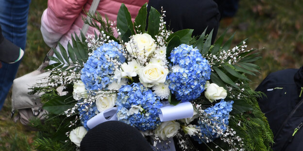Ein blau-weißes Grabgesteck Ein blau-weißes Grabgesteck