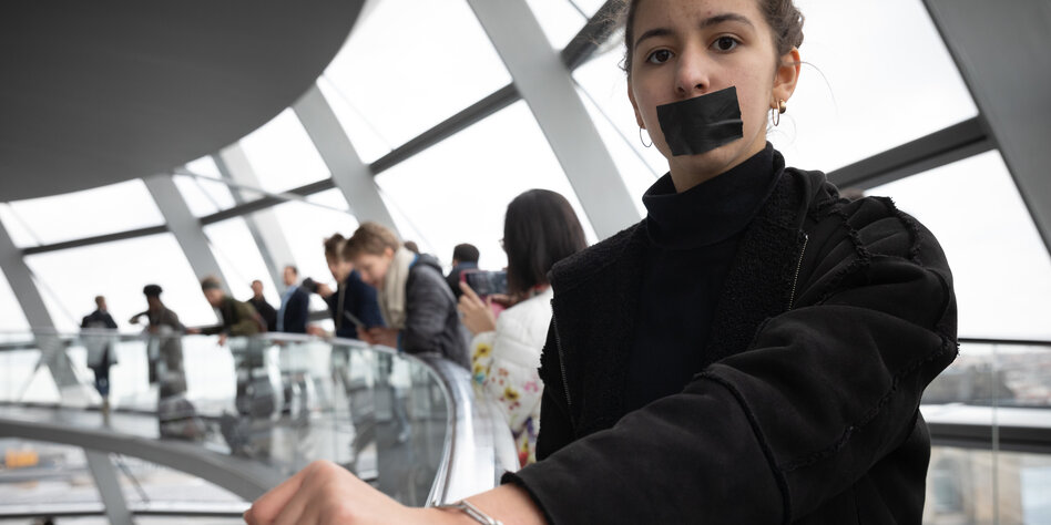 Jugendprotest im Bundestag: Angekettet for future