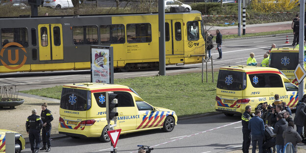 Utrecht: Zwei Krankenwagen stehen bei einer Bahn Utrecht: Zwei Krankenwagen stehen bei einer Bahn