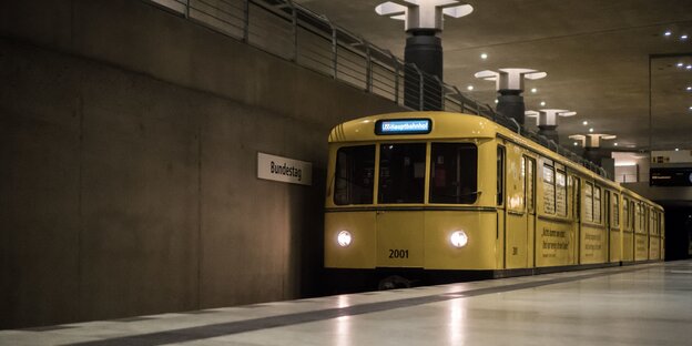 Eine U-Bahn an der Haltestelle "Bundestag" Eine U-Bahn an der Haltestelle "Bundestag"