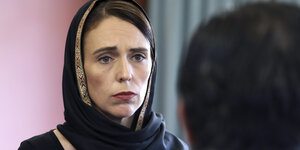 Jacinda Ardern (l), Premierministerin von Neuseeland, spricht mit Vertretern der muslimischen Gemeinschaft im Canterbury Refugee Centre