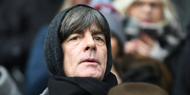 Joachim Löw mit einem Schal um den Kopf Joachim Löw mit einem Schal um den Kopf