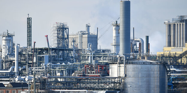 Chemieanlage mit Schornsteinen Chemieanlage mit Schornsteinen