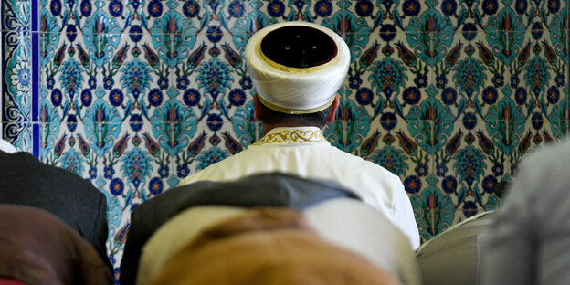 Ein Imam betet in der Centrum Moschee Ein Imam betet in der Centrum Moschee