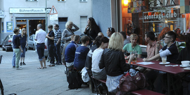 Menschen sitzen an Tischen vor dem Sonntagsclub im Prenzlauer Berg Menschen sitzen an Tischen vor dem Sonntagsclub im Prenzlauer Berg