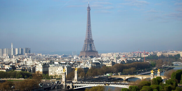 Frankreich, Paris: Blick auf Brücken an der Seine vor dem Eiffelturm. Frankreich, Paris: Blick auf Brücken an der Seine vor dem Eiffelturm.