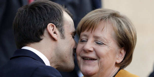 Emmanuel Macron küsst Angela Merkel auf die Wange. Emmanuel Macron küsst Angela Merkel auf die Wange.
