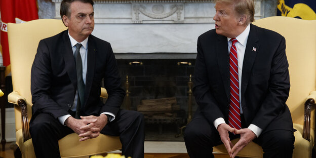 Bolsonaro und Trump sitzen breitbeinig nebeneinander Bolsonaro und Trump sitzen breitbeinig nebeneinander