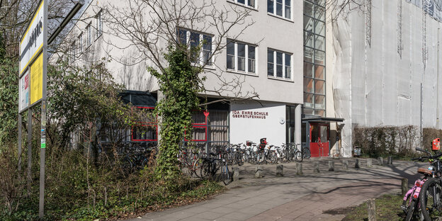 Der Eingangsbereich der Ida Ehre Schule. Der Eingangsbereich der Ida Ehre Schule.