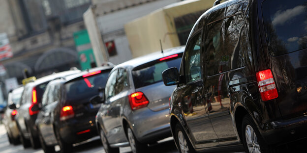 Autos fahren stockend vor dem Dammtor-Bahnhof in Hamburg.