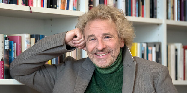 Thomas Gottschalk vor einem Regal voller Bücher