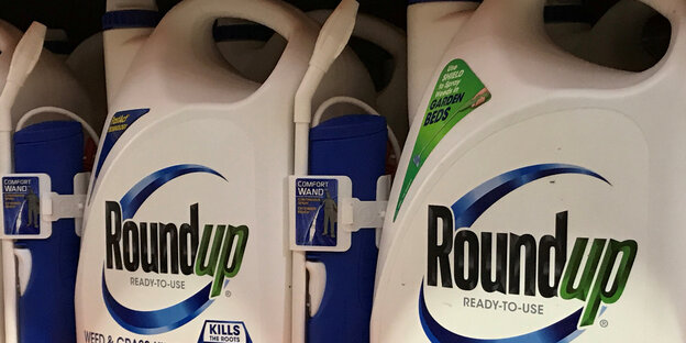 Roundup-Flaschen in einem Laden Roundup-Flaschen in einem Laden