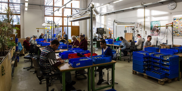 Menschen arbeiten in einer Werkstatt der Berliner Werkstätten für Menschen mit Behinderung Menschen arbeiten in einer Werkstatt der Berliner Werkstätten für Menschen mit Behinderung