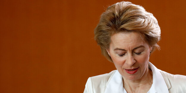 Ursula von der Leyen hat die Augen geschlossen Ursula von der Leyen hat die Augen geschlossen