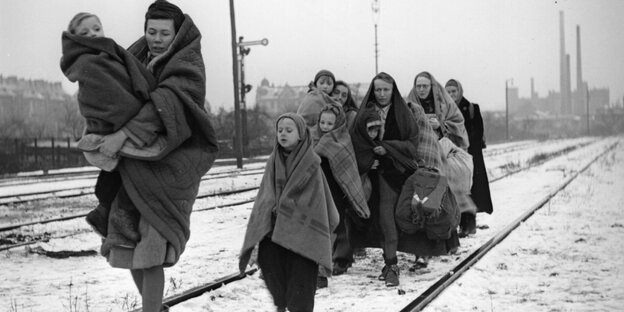 Frauen auf der Flucht von Polen nach Berlin, den Eisenbahnschienen folgend Frauen auf der Flucht von Polen nach Berlin, den Eisenbahnschienen folgend