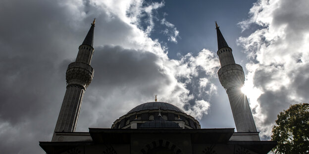 Eine Moschee vor bewölktem Himmel Eine Moschee vor bewölktem Himmel